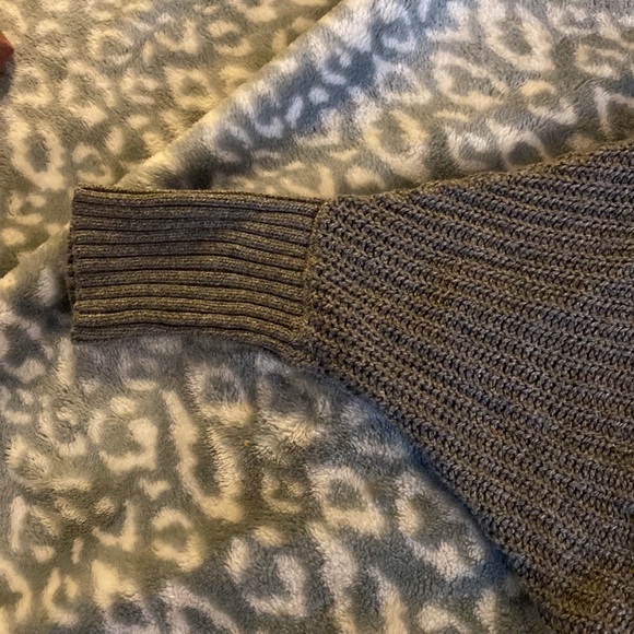 Grey half sleeve carnagian,size extra small, the brand is American eagle - Picture 3 of 4